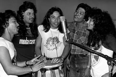 PEGANGAN RAMLI: Untuk bertahan dalam muzik, Ramli Sarip yang pernah menganggotai kumpulan Sweet Charity (gambar atas) mengamalkan sikap terbuka menerima idea pemuzik muda. - Foto KHALID BABA