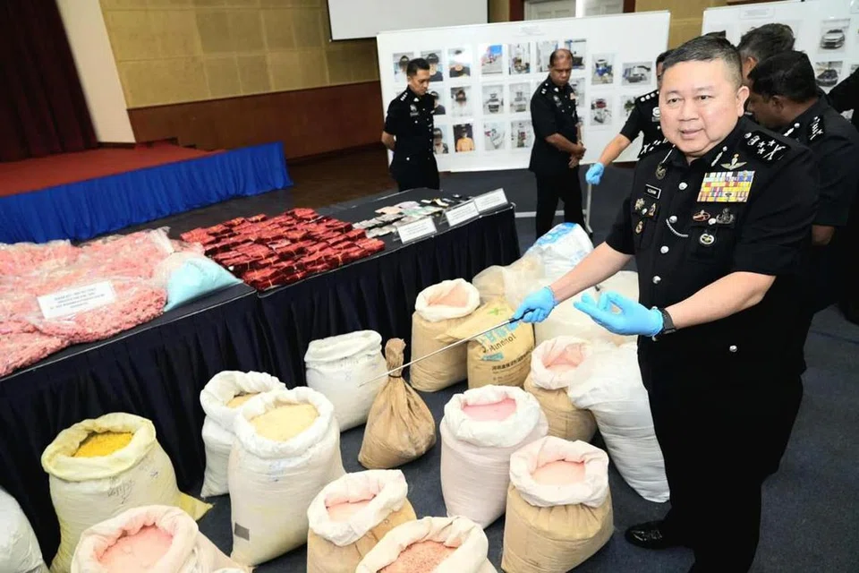 Pengarah Jabatan Siasatan Jenayah Narkotik Bukit Aman, Datuk Seri Khaw Kok Chin, menunjukkan antara 832.9 kilogram dadah bernilai RM118 juta yang dirampas dalam serbuan di makmal dadah dipercayai didalangi sindiket antarabangsa di Selangor dan Kuala Lumpur. 