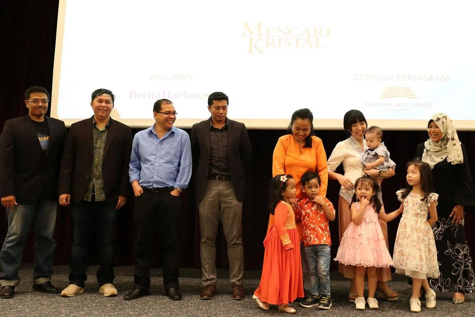 INGIN KEMBANGKAN BIDANG PENULISAN SINGAPURA: (Dari kiri), Encik Djohan A. Rahman, Encik Mohammad Farihan Bahron, Encik Yazid Hussein, Encik Mohamed Naguib Ngadnan, Cik Tuty Alawiyah Isnin, Cik Clarissa Nathania Goenawan dan Cik Amanah Mustafi merupakan lapan penulis yang telah dipilih karya mereka sebagai finalis peraduan menulis cerpen Mencari Kristal. Seorang lagi finalis, Cik Zaleha Isnin, tidak dapat hadir dalam acara itu. - Foto SITI AISYAH NORDIN
