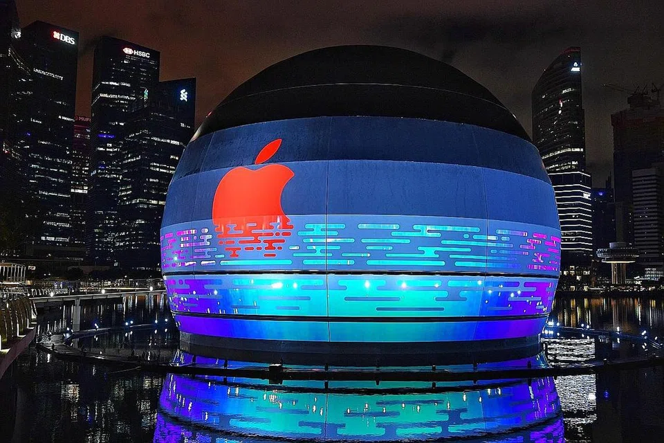 CAWANGAN 'TERAPUNG': Cawangan ketiga Apple terletak di Marina Bay Sands, dan merupakan cawangan Apple pertama sedunia yang terletak di atas air. - Foto BH oleh CHONG JUN LIANG