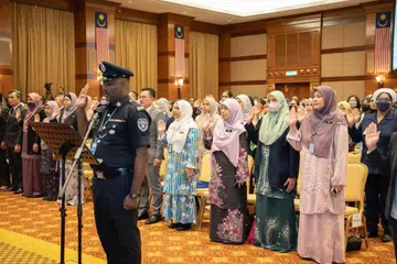 TUNJANG PENTADBIRAN: Keputusan Kerajaan Perpaduan memansuhkan sistem pencen untuk penjawat awam baru di Malaysia mendapat pelbagai reaksi rakyat pelbagai lapisan dan pemimpin masyarakat yang menggesa ia dinilai semula. 