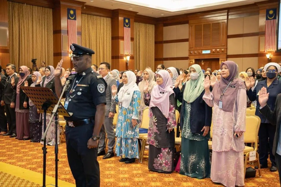 TUNJANG PENTADBIRAN: Keputusan Kerajaan Perpaduan memansuhkan sistem pencen untuk penjawat awam baru di Malaysia mendapat pelbagai reaksi rakyat pelbagai lapisan dan pemimpin masyarakat yang menggesa ia dinilai semula. 