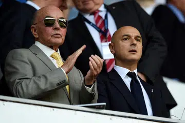 SAKSI PERLAWANAN: Pemilik kelab bola sepak Tottenham Hotspur Joe Lewis (kiri) and pengerusi Daniel Levy semasa menyaksikan pertandingan bola sepak kelab itu.