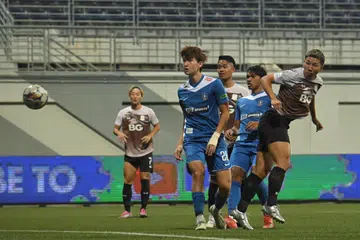 Shuya Yamashita dari BG Tampines Rovers menanduk masuk gol pembukaan dalam aksi menentang BG Pathum United.