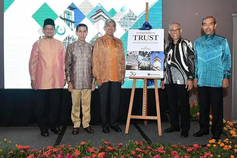 BUKU SOROT DASAR MUIS: (Dari kiri) Mufti Dr Mohamed Fatris Bakaram; Presiden Muis, Haji Alami Musa; mantan Menteri Bertanggungjawab bagi Ehwal Masyarakat Islam, Dr Yaacob Ibrahim dan menteri sekarang Encik Masagos Zulkifli Masagos Mohamad, serta Ketua Eksekutif Muis, Haji Abdul Razak Maricar di pelancaran buku dasar Muis yang pertama semalam. - Foto MUIS