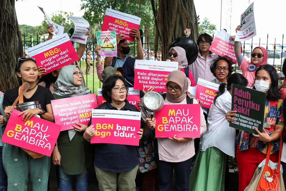 Orang ramai membawa plakad dan peralatan dapur ketika menyertai tunjuk perasaan membantah program makanan percuma kerajaan di Jakarta, Indonesia, 1 Oktober 2025. 