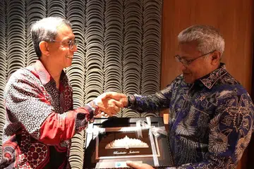 Menteri Negara (Ehwal Dalam Negeri merangkap Pembangunan Negara), Profesor Madya Dr Muhammad Faishal Ibrahim (kiri), menerima cenderahati daripada Ketua Lembaga Narkotik Nasional Indonesia, Pesuruhjaya Polis Jeneral Marthinus Hukom, semasa lawatannya ke Jakarta, Indonesia, dari 29 Julai hingga 1 Ogos.