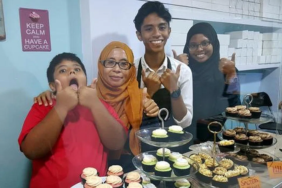 IMPIAN TERCAPAI: Cik Julianah (dua dari kiri) yang berhenti kerja sebagai pengurus operasi di bidang perkapalan dan logistik mendapati perniagaannya berkembang ekoran kek cawan ciptaannya mendapat sambutan ramai. Turut bersama ialah anak-anaknya yang juga menjadi pendorong Cik Julianah menyertai kursus membuat kek cawan. - Foto KULINARY AFFAIRS 