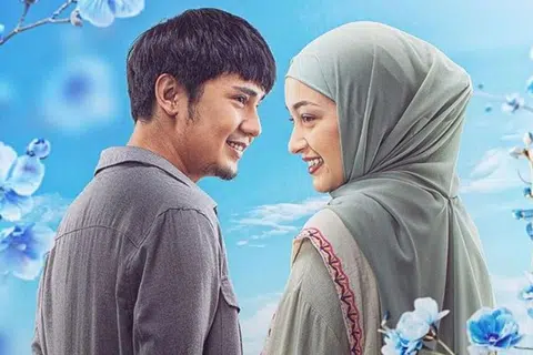 Ustaz Azzam (kiri) menghadapi kesukaran memenangi hati Jasmine tetapi gadis itu tersentuh apabila beliau memberitahu betapa dirinya sering memuja nama Jasmine tinggi melangit dalam solat sepertiga malam setiap hari.