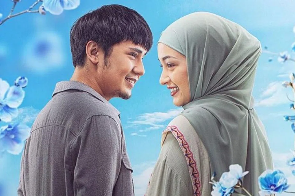 Ustaz Azzam (kiri) menghadapi kesukaran memenangi hati Jasmine tetapi gadis itu tersentuh apabila beliau memberitahu betapa dirinya sering memuja nama Jasmine tinggi melangit dalam solat sepertiga malam setiap hari.