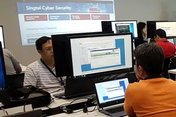 JADI CONTOH: Usaha telko Singtel mendekati pelajar menerusi wadah dalam talian Cyber Security Experience (CSX) (atas), kata Dr Yaacob, menunjukkan kesediaan syarikat memainkan peranan dalam membangunkan industri. - Foto fail
