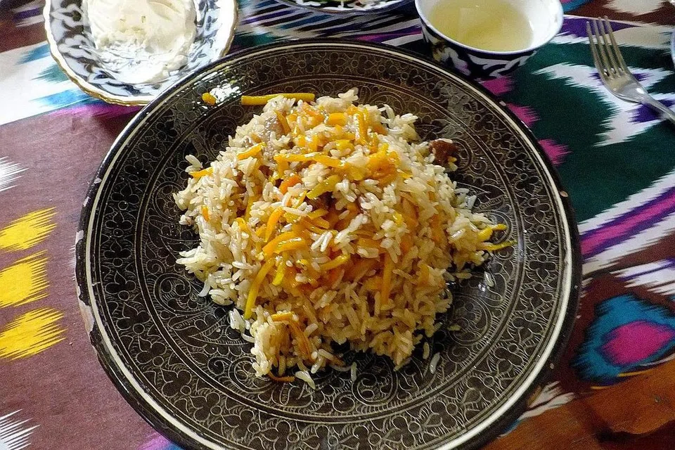 SERUPA TETAPI TIDAK SAMA: Ini rupa sejenis plov (gambar utama dan gambar sisipan), yang kelihatan seperti nasi beriani, tetapi mempunyai rasa tersendiri, yang ditampilkan dalam pertunjukan masak dan dihidang dalam majlis sempena Pesta Sutera dan Rempah Ratus di Bukhara, Uzbekistan. - Foto-foto SUHAIMI MOHSEN