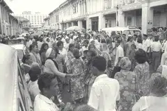 Bussorah Street sesak dengan orang ramai yang menghantar saudara-mara berangkat ke Makkah untuk ibadah haji. 