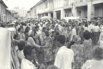 Bussorah Street sesak dengan orang ramai yang menghantar saudara-mara berangkat ke Makkah untuk ibadah haji. 