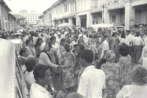 Bussorah Street sesak dengan orang ramai yang menghantar saudara-mara berangkat ke Makkah untuk ibadah haji. 