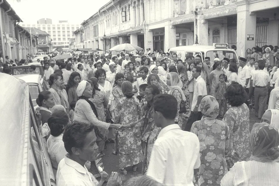 Bussorah Street sesak dengan orang ramai yang menghantar saudara-mara berangkat ke Makkah untuk ibadah haji. 