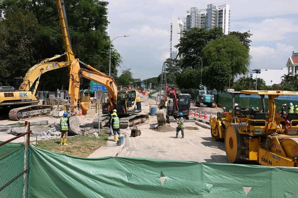Tanah jerlus di tempat kejadian telah ditimbus semula, dan Penguasa Pengangkutan Darat (LTA) akan menjalankan beberapa ujian sebelum jalan raya yang runtuh itu diturap semula.
