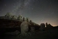 Arca kepala batu secara besar-besaran di tapak arkeologi Gunung Nemrut di Turki, pada 11 Ogos 2024, malam Pancuran Meteor Perseid.