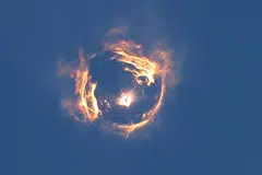  Sebuah formasi kelihatan semasa pelancaran kapal angkasa generasi baharu Starship milik SpaceX di atas Super Heavy booster dalam ujian kelapan di tapak pelancaran syarikat itu di Boca Chica, Brownsville, Texas, AS, pada 6 Mac 2025. 