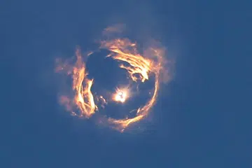  Sebuah formasi kelihatan semasa pelancaran kapal angkasa generasi baharu Starship milik SpaceX di atas Super Heavy booster dalam ujian kelapan di tapak pelancaran syarikat itu di Boca Chica, Brownsville, Texas, AS, pada 6 Mac 2025. 