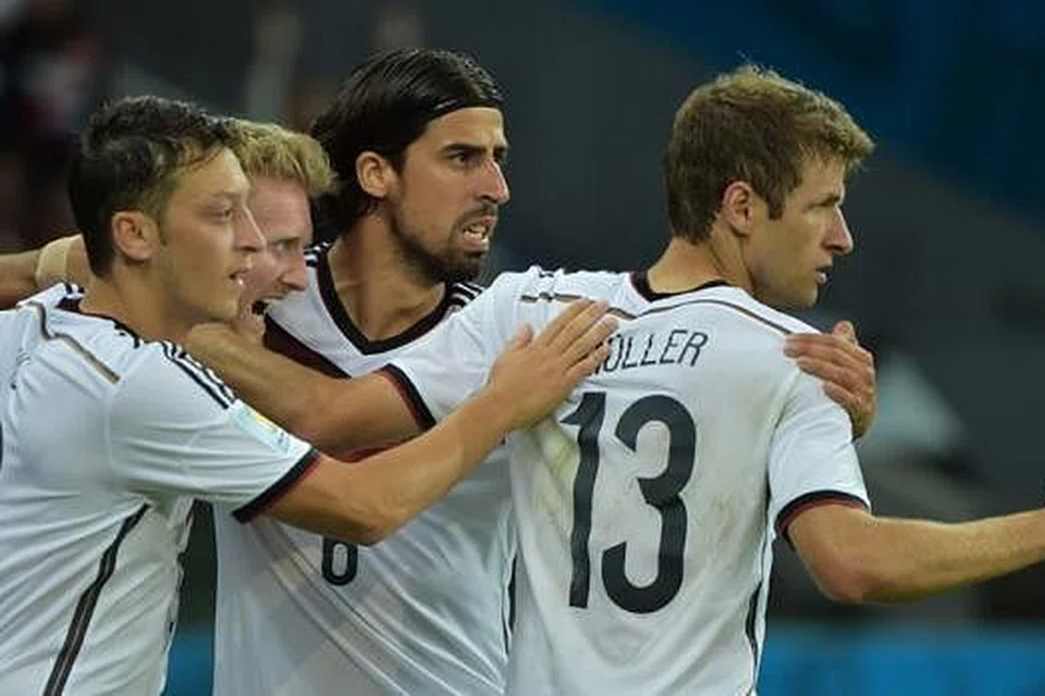 JERMAN: Musnahkan Brazil 7-1 dalam separuh akhir. Thomas Mueller (kanan) sudah bersedia gempur Argentina. - Foto AFP
