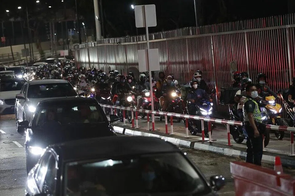 Jumlah iklan pekerjaan dan pemohon pekerjaan dari Malaysia meningkat selepas Singapura dan Malaysia membuka sempadan 1 April lalu. - Foto fail 