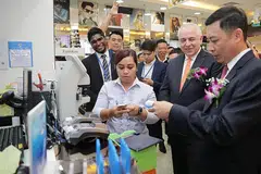 LEBIH MUDAH: Encik Jeffrey Goh (kanan) yang ditemani CEO Kumpulan PayNet, Encik Peter Schiesser (dua dari kanan), membuat bayaran menggunakan khidmat rentas sempadan di salah sebuah kedai semasa pelancaran Nets-PayNet di City Square di Johor Baru. - Foto BH oleh GIN TAY