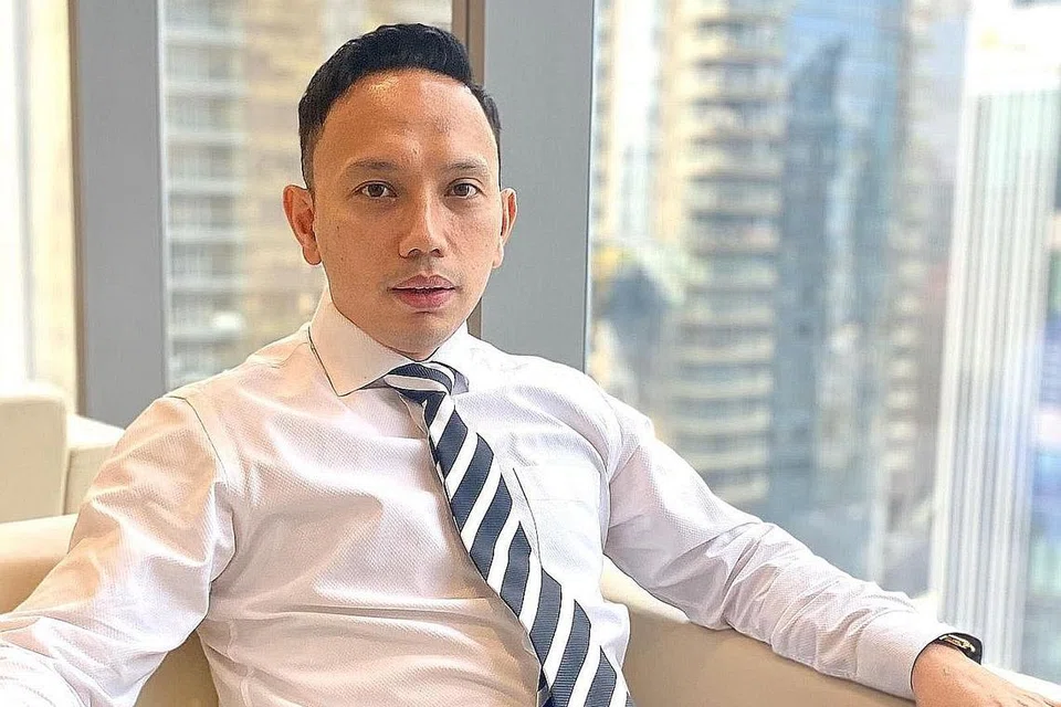KARYAWAN PERBANKAN: Encik Walshalafah Salleh sering ke Indonesia untuk meneroka peluang perniagaan bagi First Abu Dhabi Bank dan menyediakan khidmat kepada pelanggan bernilai tinggi. - Foto ihsan WALSHALAFAH SALLEH