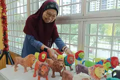 Cik Rubiah Rahim melibatkan diri dalam pelbagai kegiatan seperti senaman pagi, permainan Bingo serta seni dan kraf di Pusat Penuaan Aktif (AAC) Lions Befrienders @ 420A Clementi.