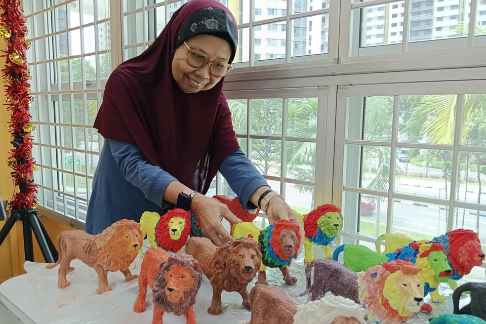 Cik Rubiah Rahim melibatkan diri dalam pelbagai kegiatan seperti senaman pagi, permainan Bingo serta seni dan kraf di Pusat Penuaan Aktif (AAC) Lions Befrienders @ 420A Clementi.