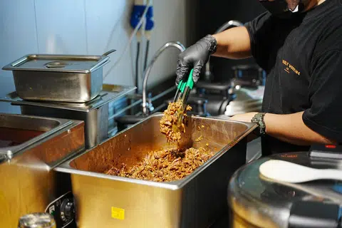 Daging lembu atau ‘beef birria’ direbus lima hingga lapan jam sehingga ia mencapai teksturnya yang lembut. 