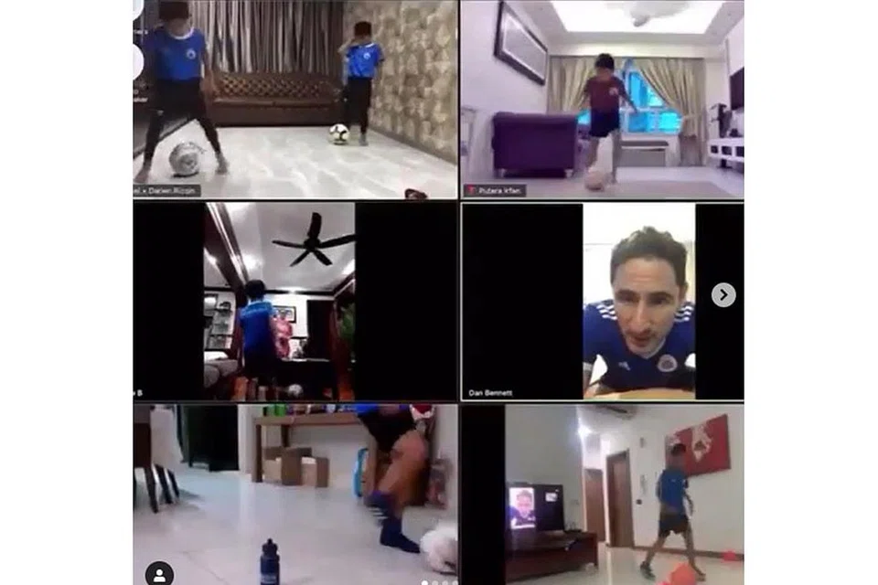  BERLATIH DI RUMAH: Daniel Bennett (kanan, tengah) memantau pergerakan dan kemahiran pemainnya dalam salah satu sesi latihan dalam talian menggunakan aplikasi Zoom. Latihan akan menjadi lebih sukar apabila beliau harus mengendalikan lebih daripada 40 pemain sesi dalam satu masa. 