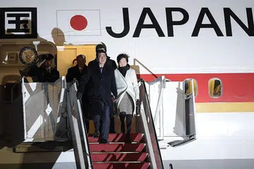 TENTUKAN HALA TUJU HUBUNGAN PERDAGANGAN DAN KESELAMATAN: Perdana Menteri Jepun, Encik Shinzo Abe, dan isteri, Cik Akie, tiba di Pangkalan Tentera Udara Andrews di Maryland semalam dalam rangka lawatan bertemu dengan Presiden Amerika Syarikat, Encik Donald Trump. - Foto AFP