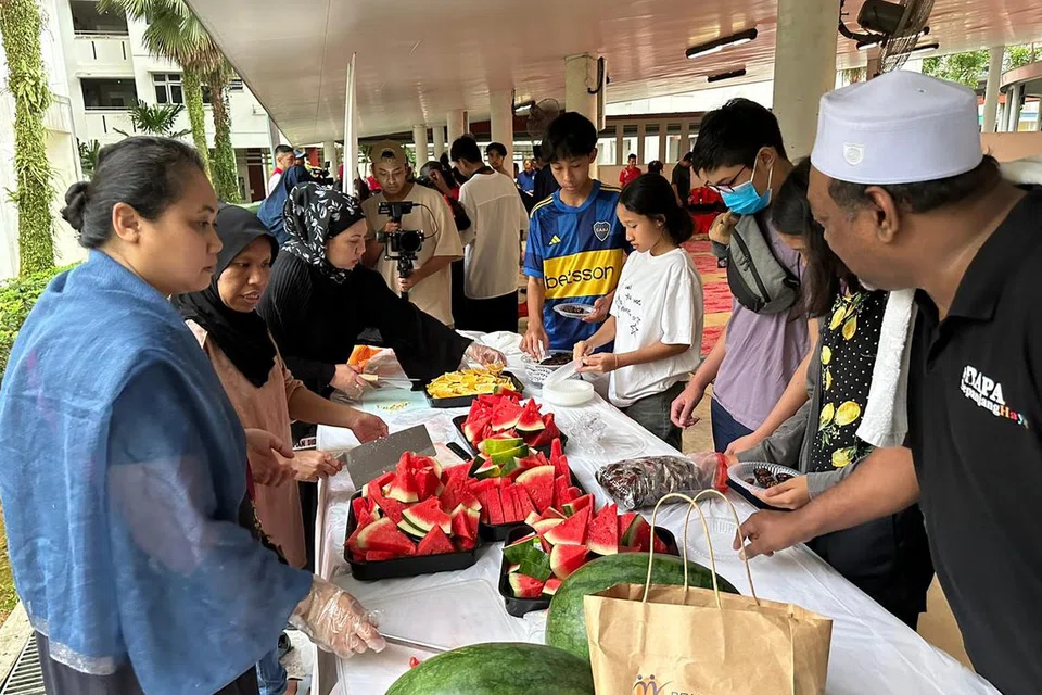 Seramai 150 anggota keluarga daripada 24 keluarga yang memerlukan telah menghadiri majlis berbuka puasa, ‘Sedulang Bersama Ayah’, di dewan serbaguna Blok 813A, Choa Chu Kang Avenue 7 pada 31 Mac.
