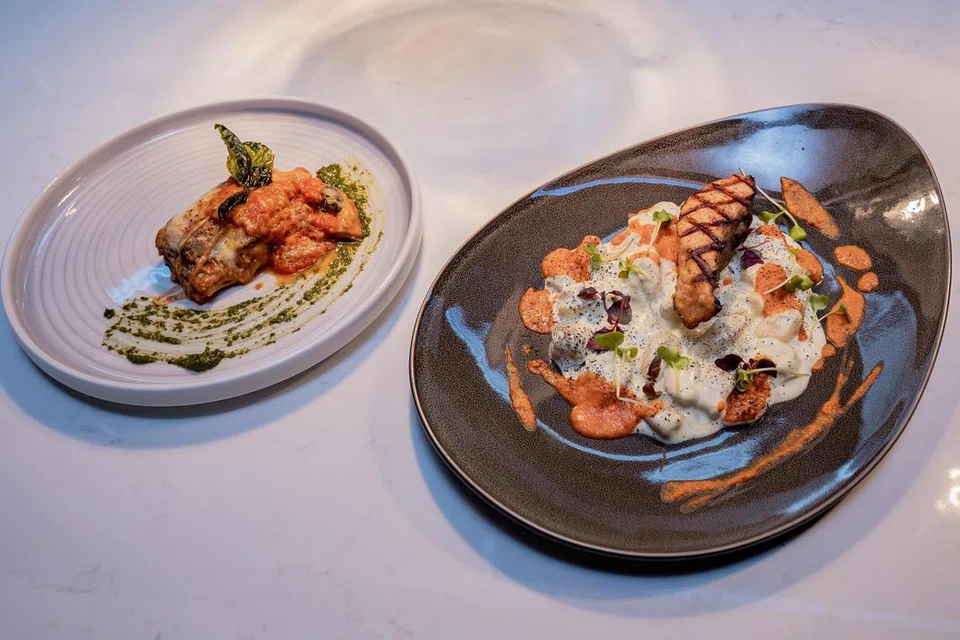HIDANGAN ITALY: Di restoran Kucina di Kinex 11 Tanjong Katong Road, pelanggan dapat mengalami persekitaran hidangan pesona. Gnocchi Al Salmone ($27.90) (kiri), pasta yang menggunakan kentang bersama ikan salmon dan Melanzane Parmigiana ($16.90), terung bakar dengan keju adalah antara hidangan baru dan popular yang disajikan di Kucina.