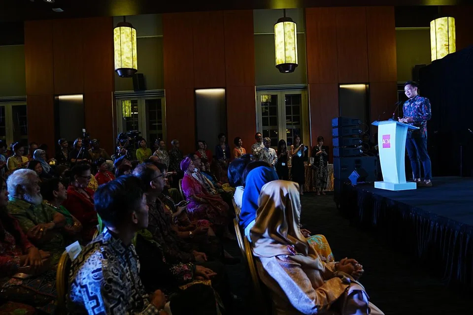 Menteri Negara (Kebudayaan, Masyarakat dan Belia merangkap Perdagangan dan Perusahaan), Encik Alvin Tan (kanan) menggesa agar usaha diteruskan untuk memelihara dan melestarikan pakaian tradisional kebaya demi generasi seterusnya.