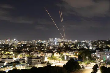Sistem anti peluru berpandu kubah besi Israel memintas peluru-peluru berpandu yang dilancar Iran seperti yang dilihat daripada Ashkelon, Israel, pada 1 Oktober.
