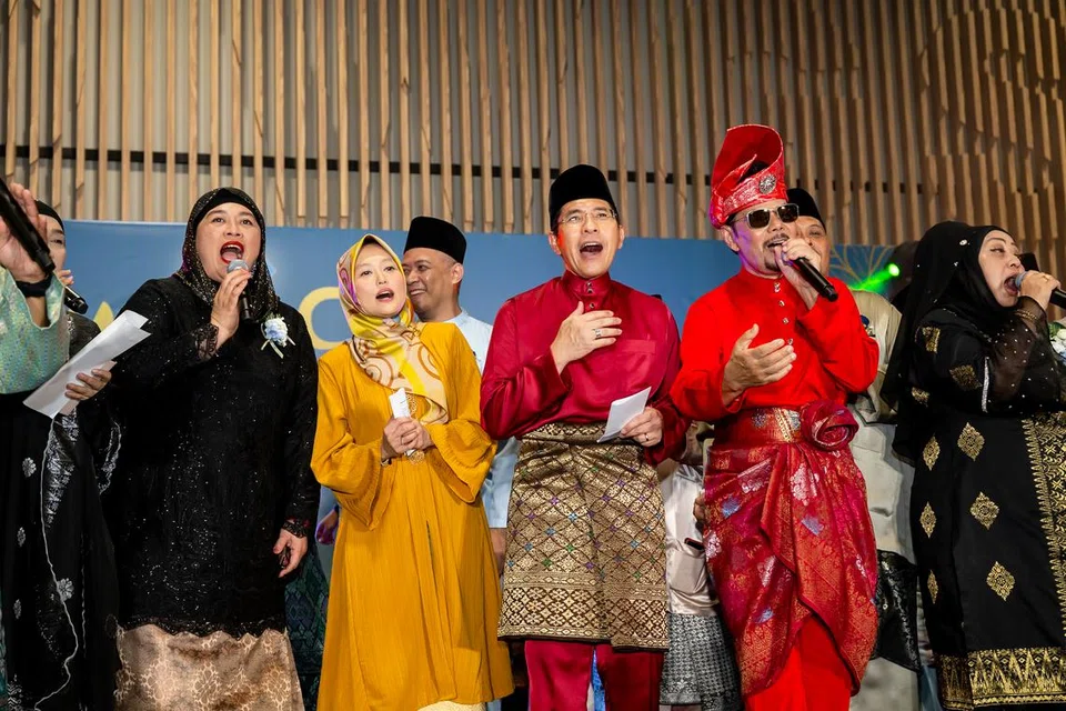 (Dari kiri) Pengerusi Mesra, Cik Amatul Jameel Suhani Sujari; Setiausaha Parlimen Kanan (Kesihatan merangkap Undang-Undang), Cik Rahayu Mahzam; Menteri Kedua (Pendidikan merangkap Ehwal Luar), Dr Mohamad Maliki Osman; dan penyanyi Roslan Madun menyanyikan lagu bersama di perjumpaan Hari Raya Mesra Lebaran pada 5 Mei.