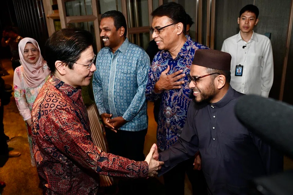 (Dari kiri) Perdana MenteriE, ncik Lawrence Wong sedang beramah dengan Mufti, Dr Nazirudin Mohd Nasir. Turut hadir ialah Ketua Eksekutif Majlis Ugama Islam Singapura (Muis), Encik Kadir Maideen (dua dari kanan) dan Ketua Pegawai Eksekutif  Persatuan Pembangunan Masyarakat India Singapura (Sinda), Encik Anbarasu Rajendran. 