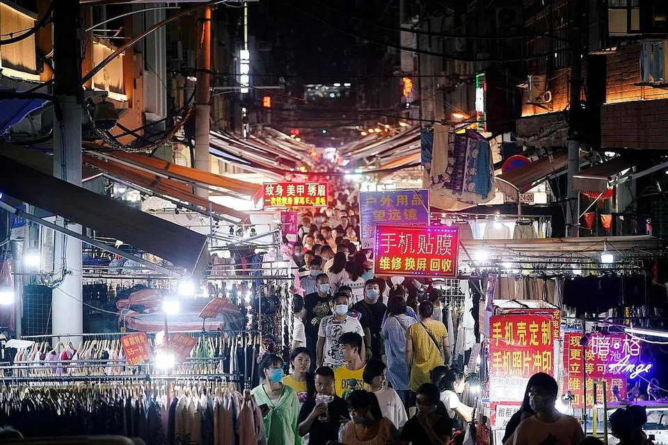 PASAR JALANAN SESAK: Ramai penduduk Wuhan mengunjungi satu pasar jalanan di bandar itu. Wuhan tidak mencatat sebarang kes tempatan Covid-19 sejak beberapa bulan lalu. - Foto REUTERS