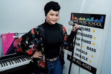 DAMBAKAN GENERASI PENGHIBUR MUDA BERILMU: Nana Karia yang suatu ketika dahulu bercita-cita menjadi guru kini jurulatih vokal yang mahu melihat anak muda termasuk yang menjuarai pertandingan realiti mahir dalam unsur teknikal muzik dengan memburu ilmu vokal bagi bergelar penghibur bijak dan kreatif. - Foto BH oleh NUR DIYANA TAHA