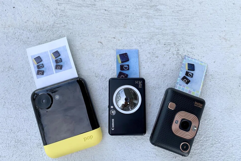 KAMERA POLAROID: Antara jenis kamera Polaroid yang menggunakan filem dan boleh dibawa semasa melancong. 