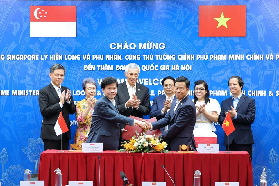 JALIN KERJASAMA: Naib presiden (Industri) NTU, Profesor Lam Khin Yong (depan, kiri), dan Presiden VNU, Profesor Le Quan, memeterai MOU dengan disaksikan (dari kiri) Menteri Pendidikan, Encik Chan Chun Sing; isteri Perdana Menteri Lee Hsien Loong, Cik Ho Ching; Encik Lee; Perdana Menteri Vietnam, Encik Pham Minh Chinh; isteri beliau, Cik Le Thi Bich Tran; dan Menteri Pendidikan dan Latihan Vietnam, Encik Nguyen Kim Son.
