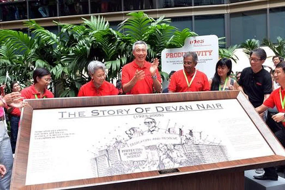 SUMBANGAN DIHARGAI: Encik Lee (lima dari kanan) merasmikan Institut Pekerjaan dan Daya Kerja Devan Nair di Jurong East. Institut ini menawarkan pelbagai khidmat seperti latihan meningkat kemahiran dan pemadanan kerja. - Foto KHALID BABA