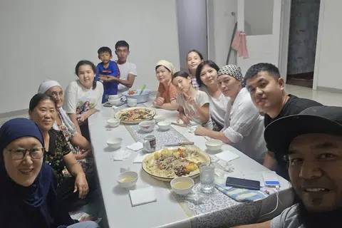 Encik Fadli Abdullah (kanan) dan keluarganya diundang ke rumah penduduk Kazakhstan untuk menjamu selera bersama.