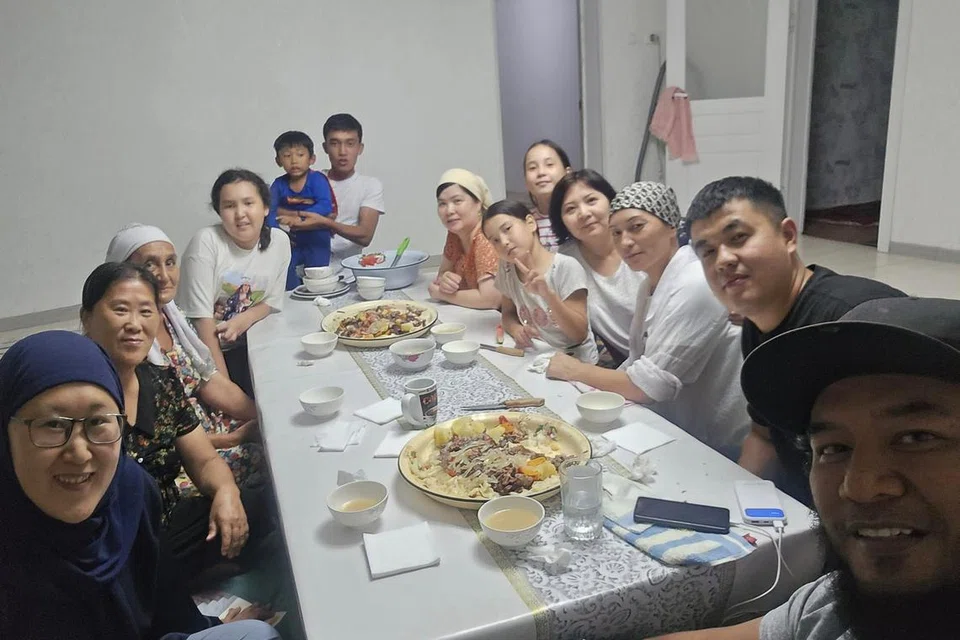 Encik Fadli Abdullah (kanan) dan keluarganya diundang ke rumah penduduk Kazakhstan untuk menjamu selera bersama.