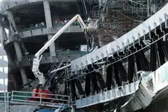 MENCARI MANGSA RUNTUHAN: Anggota pasukan penyelamat menggunakan unit anjing pengesan mencari mayat mangsa yang terlibat dalam kemalangan jejambat yang runtuh di KL Eco City berhadapan Mid Valley. - Foto NSTP