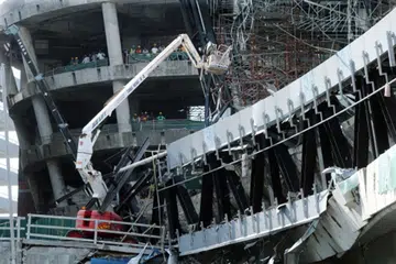 MENCARI MANGSA RUNTUHAN: Anggota pasukan penyelamat menggunakan unit anjing pengesan mencari mayat mangsa yang terlibat dalam kemalangan jejambat yang runtuh di KL Eco City berhadapan Mid Valley. - Foto NSTP