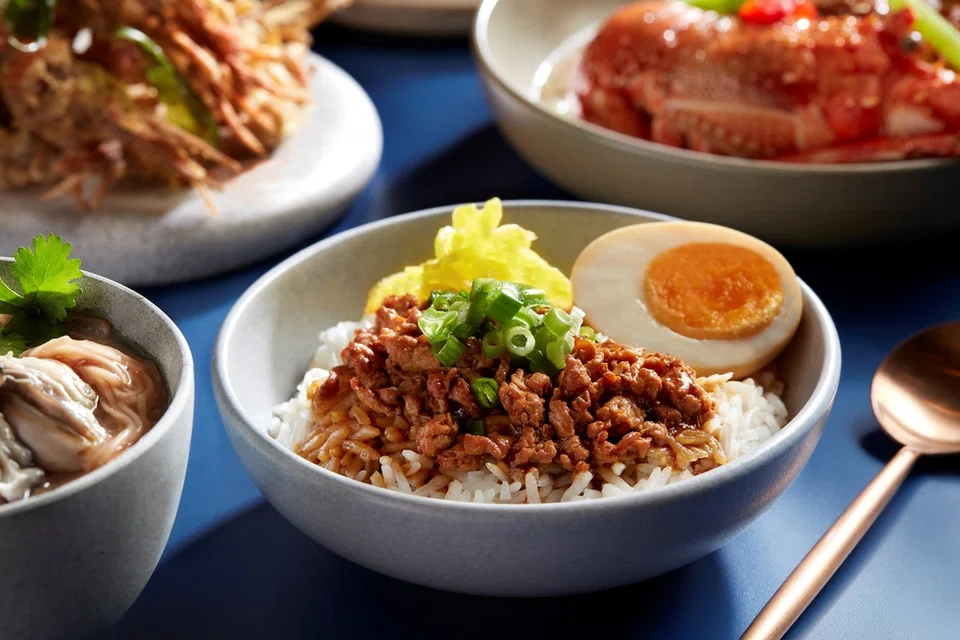 Hidangan klasik seperti ‘Lu Rou Fan’ menampilkan nasi bersama daging yang direbus sempurna hingga empuk.