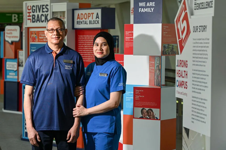 Cik Marina Iskandar de Souza, yang bergambar bersama ayahnya, Encik Timothy Alexandra de Souza, yang berkongsi kepada ayahnya tentang kerja kosog di  Hospital Besar Ng Teng Fong (NTFGH). 